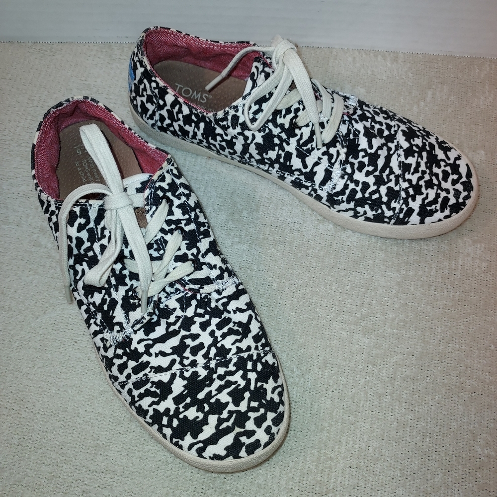 TOMS Paseo Black White Animal Camo Print Lace up sneakers size 7.5